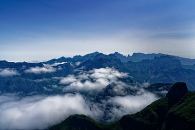 白天白云下的青山